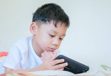 Oyun ve eğitim için smartphone çocuk el ele tutuşur.