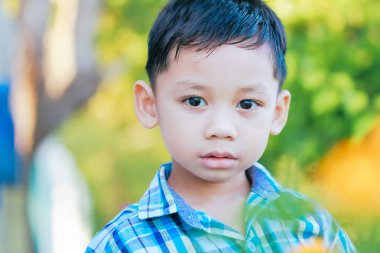 yakışıklı bir yüz ifadesi kameraya doğru seyir gösterir.