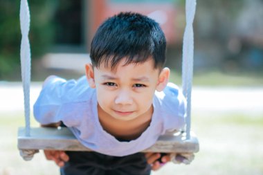 yakışıklı bir yüz ifadesi kameraya doğru seyir gösterir.