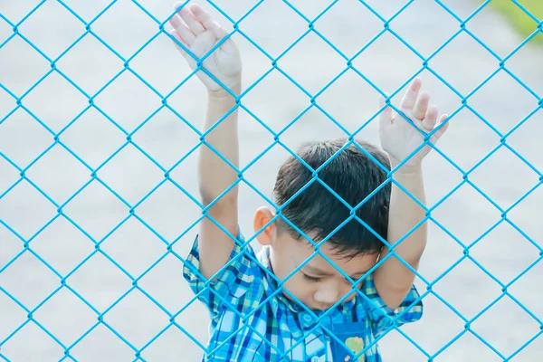 Chico Está Detrás Valla Con Expresión Emocional — Foto de Stock