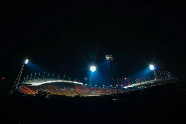 Futbol sahası ile gece ışık, görünümden dışında.