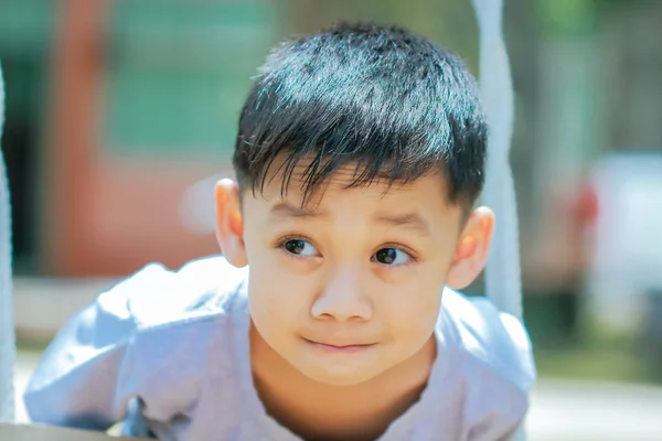 Cute Boy Menunjukkan Ekspresi Wajah Melihat Kamera — Stok Foto