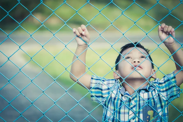 Chico Está Detrás Valla Con Expresión Emocional — Foto de Stock