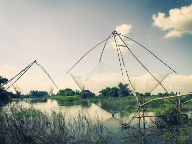 Tayland 'da eski moda balık tuzağı balıkçıları.