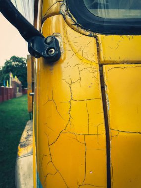 Kırık ve araba vücuttaki paslı renk.