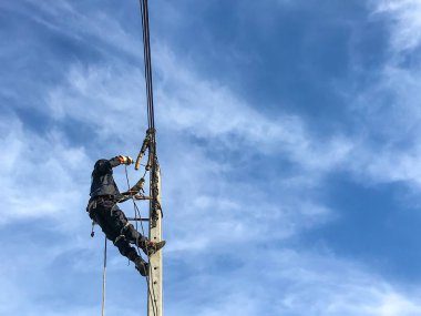 Güç hattı elektrik kutup. elektrikçiler onarım.