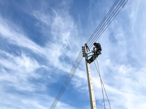 Linha Alimentação Poste Energia Elétrica Eletricistas Reparação — Fotografia de Stock