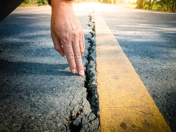 Kırık asfalt yol yüzeyi.