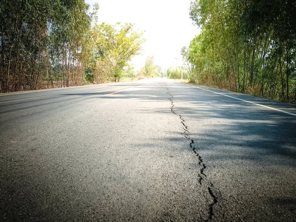 Surface de route asphaltée fissurée . — Photo