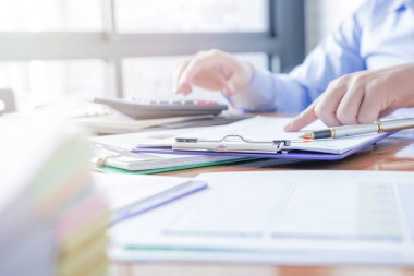 Yönetici iş adam Mali Müfettiş ve hesaplama ya da bakiye denetimi raporu, yapım Sekreter.