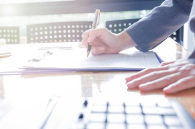 Yönetici iş adam Mali Müfettiş ve hesaplama ya da bakiye denetimi raporu, yapım Sekreter.