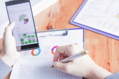 Yönetici iş adam Mali Müfettiş ve hesaplama ya da bakiye denetimi raporu, yapım Sekreter.