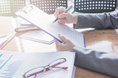 Yönetici iş adam Mali Müfettiş ve hesaplama ya da bakiye denetimi raporu, yapım Sekreter.