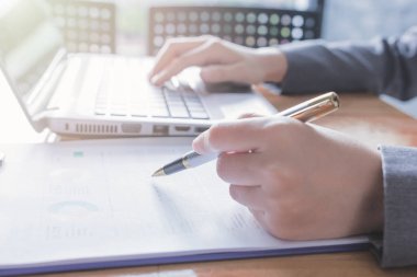 Yönetici iş adam Mali Müfettiş ve hesaplama ya da bakiye denetimi raporu, yapım Sekreter.