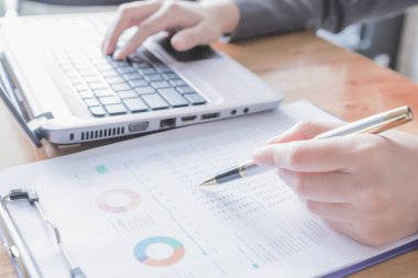 Yönetici iş adam Mali Müfettiş ve hesaplama ya da bakiye denetimi raporu, yapım Sekreter.