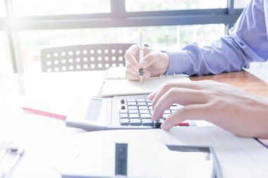 Yönetici iş adam Mali Müfettiş ve hesaplama ya da bakiye denetimi raporu, yapım Sekreter.