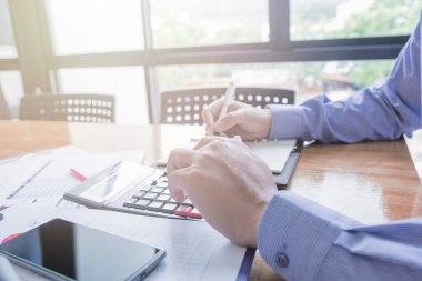 Yönetici iş adam Mali Müfettiş ve hesaplama ya da bakiye denetimi raporu, yapım Sekreter.