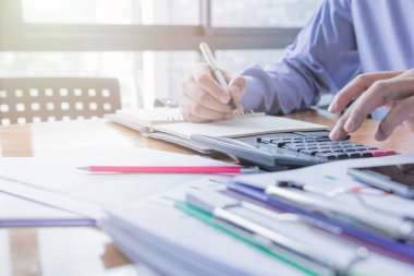 Yönetici iş adam Mali Müfettiş ve hesaplama ya da bakiye denetimi raporu, yapım Sekreter.