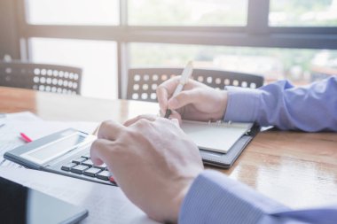 Yönetici iş adam Mali Müfettiş ve hesaplama ya da bakiye denetimi raporu, yapım Sekreter.