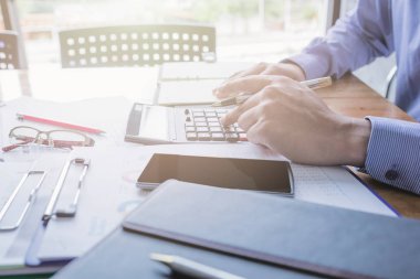 Yönetici iş adam Mali Müfettiş ve hesaplama ya da bakiye denetimi raporu, yapım Sekreter.