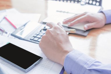 Yönetici iş adam Mali Müfettiş ve hesaplama ya da bakiye denetimi raporu, yapım Sekreter.