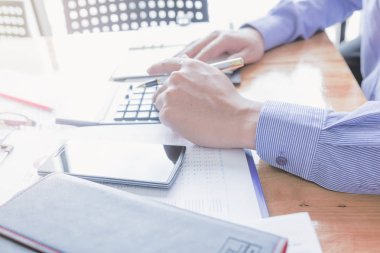 Yönetici iş adam Mali Müfettiş ve hesaplama ya da bakiye denetimi raporu, yapım Sekreter.