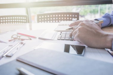 Yönetici iş adam Mali Müfettiş ve hesaplama ya da bakiye denetimi raporu, yapım Sekreter.