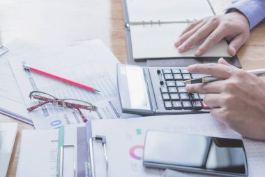 Yönetici iş adam Mali Müfettiş ve hesaplama ya da bakiye denetimi raporu, yapım Sekreter.