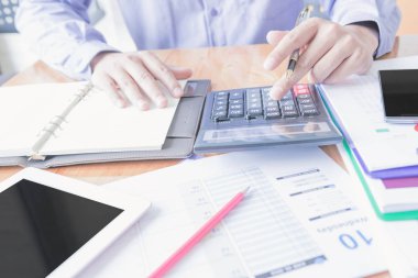 Yönetici iş adam Mali Müfettiş ve hesaplama ya da bakiye denetimi raporu, yapım Sekreter.