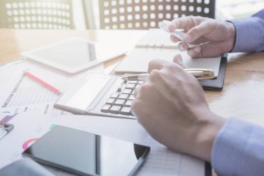 Yönetici iş adam Mali Müfettiş ve hesaplama ya da bakiye denetimi raporu, yapım Sekreter.