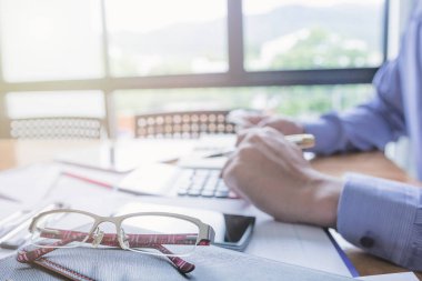 Yönetici iş adam Mali Müfettiş ve hesaplama ya da bakiye denetimi raporu, yapım Sekreter.