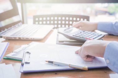 Yönetici iş adam Mali Müfettiş ve hesaplama ya da bakiye denetimi raporu, yapım Sekreter.