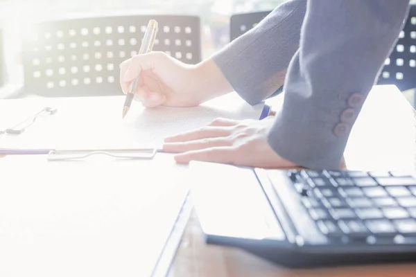 Administrator Kaufmann Finanzinspektor Und Sekretär Der Bericht Erstellt Den Saldo — Stockfoto