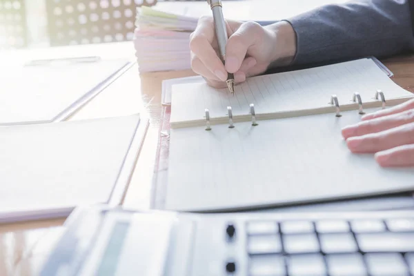 Administrator Kaufmann Finanzinspektor Und Sekretär Der Bericht Erstellt Den Saldo — Stockfoto