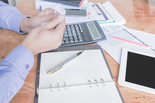 Yönetici iş adam Mali Müfettiş ve hesaplama ya da bakiye denetimi raporu, yapım Sekreter.