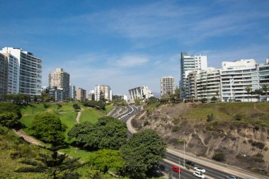 Lima, Peru - 05 Aralık 2018: Başkentin ana caddesi boyunca trafik ve yüksek binalar 