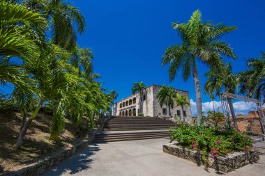 Plaza de la Hispanidad. Santo Domingo, Dominik Cumhuriyeti. Adımlardan Alcazar de Colon yan görünümü