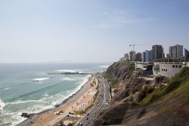 Lima, Peru. Miraflores bölgesi. Pasifik okyanusu kıyısında şehir.