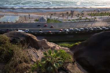Lima, Peru - 05 Aralık 2018: Trafiğin dibine ve Pasifik Okyanusu'na bak. Miraflores. gün batımında üst görünümü