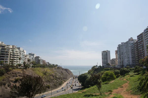 Lima, Peru - 05 Aralık 2018: Quebrada De Armendariz sokak manzarası okyanus tarafına