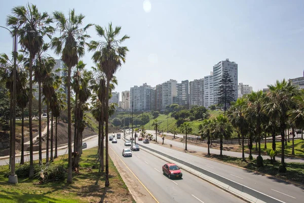 Lima, Peru - 05 Aralık 2018: Quebrada De Armendariz sokak trafiği. Peru'nun başkenti yolda araba. Boyunca palmiye ağaçları