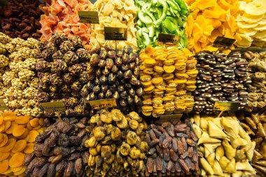 Kapalıçarşı'da bir ticaret mağazasının tezgahında Türk tatlıları ve kurutulmuş meyveler