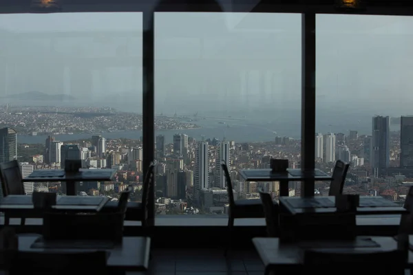 İstanbul Safir gökdeleninin penceresinden manzara. En üst katta bir kafe var. Megalopolis İş Merkezi. İstanbul'un panoramik manzarası