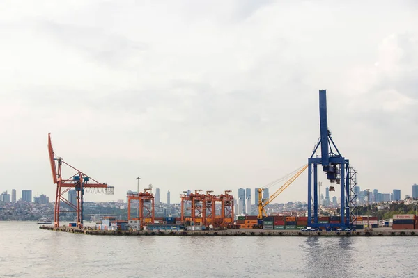 Türkiye, İstanbul - 3 Mayıs 2019: Haydarpaşa Liman ve Konteyner Terminali, Kadıköy Sahili. Gökdelenler ile büyük bir şehrin arka planda Kargo limanı
