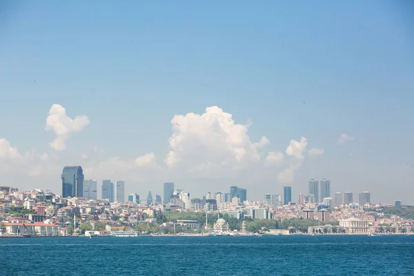 イスタンブールのパノラマビュー ボスポラス海峡の反対側にあるビジネスセンターと超高層ビル — ストック写真
