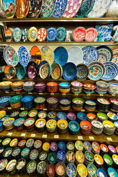 İstanbul Kapalıçarşı'da bir ticaret mağazasının tezgahında renkli yemekler. Geleneksel Türk seramikleri 