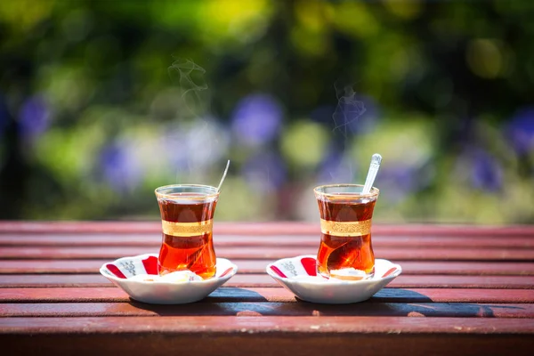 İstanbul'da ünlü Türk çayıiki bardak... Fincan sıcak bir içecek buhar yalar