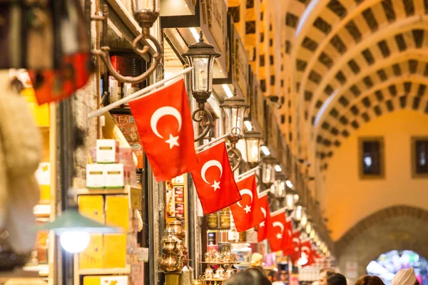 伊斯坦布尔大集市墙上的一排土耳其国旗 — 图库照片