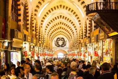 Türkiye, Istanbul-3 Mayıs 2019: Grand Bazar pazarı. Dükkan pencerelerin yakınında piyasada çok fazla turist. Hediyelik eşyalar, tatlılar ve baharatlar satın alabilirsiniz