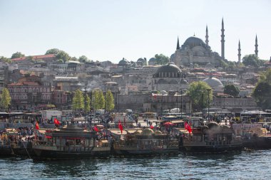 Türkiye, Istanbul-3 Mayıs 2019: fatih bölgesinin panoramik manzarası, balık sandviç tekneleri, Galata Köprüsü 'nden Süleymaniye Camii. 